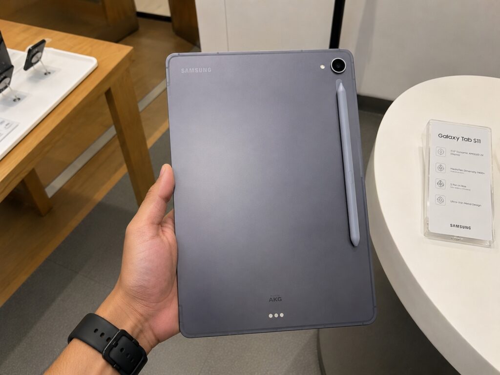 Samsung_Galaxy_Tab_S11_in_hand